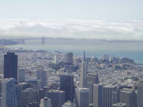 Une chape de brume recouvre le Golden Gate Bridge