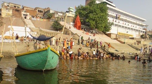 Ablutions dans le Gange à Varanasi en Inde du Nord