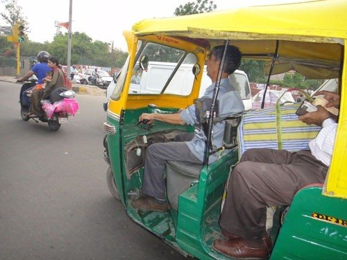 rickshaw dans les rues de Delhi : comment s'habiller en inde du nord
