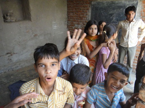 Enfants d'un village dans une école
