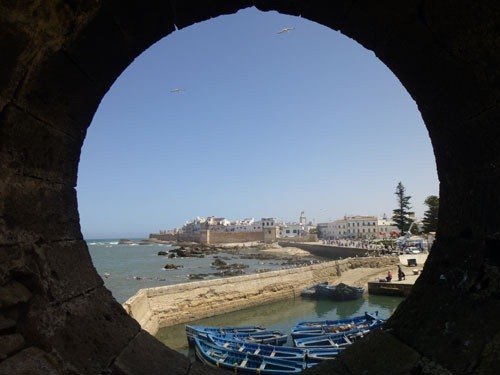 Mon récit de voyage à Essaouira : vue du port de pêche depuis une meurtrière à canon.