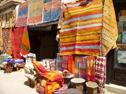 Echoppe marocaine vendant des tissus de qualité.