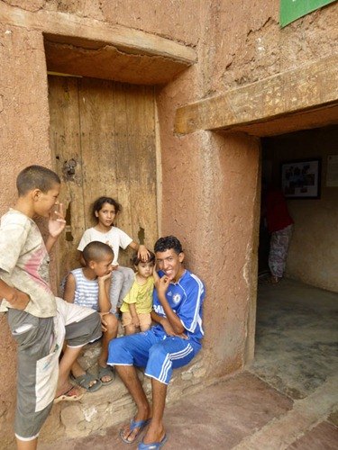 Des enfants Berbère du village.
