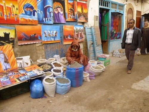 Marchand à même le sol : l'un des nombreux marchands “à même le sol” d’Essaouira.