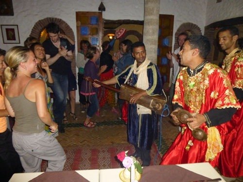 Un spectacle de musique et dance Gnaoua dans un restaurant d'Essaouira.