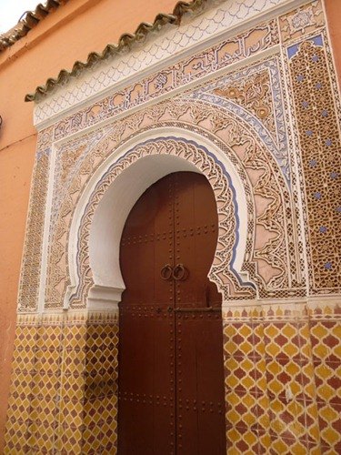 La porte d'une mosquée à Marrakech : des mosaïques mauresques à vous couper le souffle.