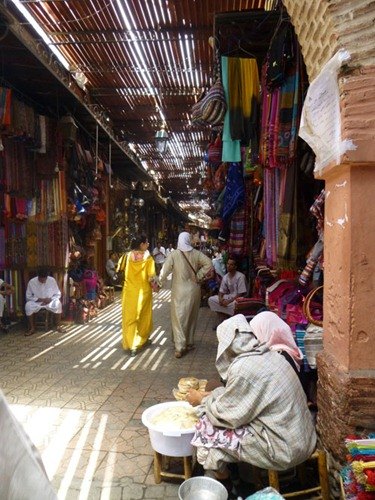 La rue d'un souk en pleine à Marrakech.
