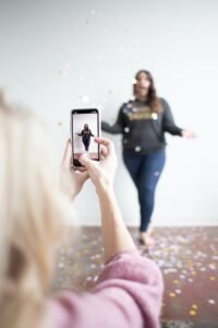 Personne dansant devant un mobile : une manière de percer sur TikTok